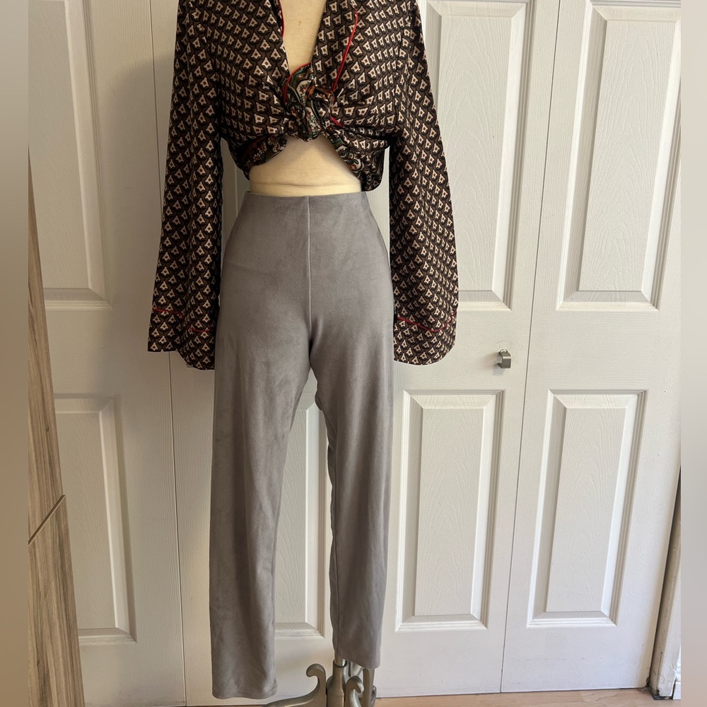 LYSSE. Faux suede legging. Color gray. Size Medium M. Tummy Control